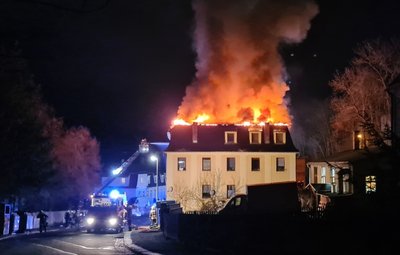 Eine halbe Stunde nach Mitternacht brannte es aus noch ungeklärten Gründen in der Elsterberger Schillerstraße.17 Menschen verloren ihre Wohnungen. Untergekommen sind sie bei Verwandten. 