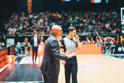 Trainer Rodrigo Pastore am Spielfeldrand. Nach der Partie erinnerte ihn jemand an ein Versprechen, dass er einst gab, sollten die Niners gegen Alba Berlin gewinnen.