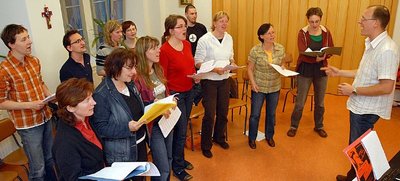 
              <p class="artikelinhalt">Michael Fröhlich (r.) probt mit der Mittweidaer Gruppe für das Gospel-Projekt. </p>
            