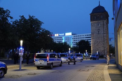Sechs Polizeiwagen waren am Samstagabend am Stadthallenpark im Einsatz.