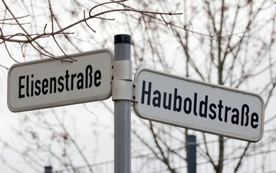 Der Tatort erstreckt sich über mehrere Straßen innerhalb von Chemnitz. Beschädigt wurden unter anderem Pkws in der Hauboldstraße und Elisenstraße.