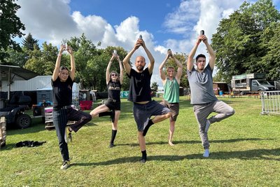 Die Freunde Diana Hentsch, Larissa Flade, Nico Stolzenbach, Felix und Philipp Fabritius (v.l.) versuchen sich beim Happy-Brooks-Festival im Bier-Yoga.