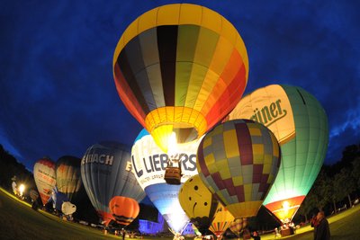 Auf der Küchwaldwiese bietet das Ballonglühen am Samstagabend wieder eine besondere Kulisse.