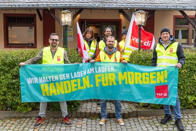 Michael Kahlert, Julia Poppitz, Gewerkschaftssekretär Niklas Wuchenauer, David Schelter, Madlen Richter und Jörg Peiter fordern mehr Geld und bessere Arbeitsbedingungen für die Rettungsdienstangestellten.
