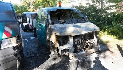 Auf einem eingezäunten Stützpunkt des Grünflächenamtes an der Beckerstraße, hinter einer hohen Hecke, waren die beiden Transporter abgestellt, die am Sonntag gegen 3.30 Uhr bei einer Brand-Attacke stark beschädigt wurden.