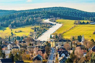 Bild mit Symbolcharakter: So sah es vor dem Wochenende in Eibenstock aus. Nur dank Kunstschnee war wie in der Skirarena am Adlerfelsen auch im Skigebiet am Fichtelberg noch Wintersport möglich. 