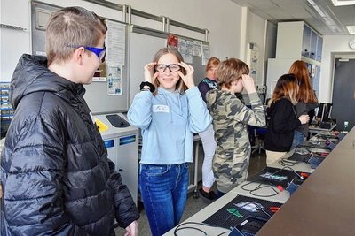 In der Werkstatt bekamen die Schüler, wie Maxi Waldenburger (Mi.), die richtige Schutzaurüstung. 