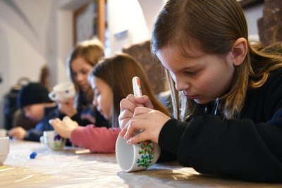 Mit Porzellanmalstiften haben die Kinder kleine Kunstwerke geschaffen.