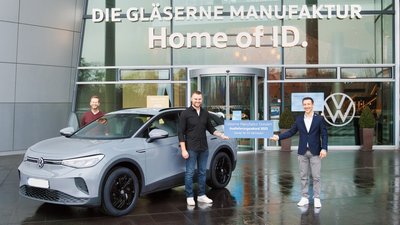 Rekord-Abholung: VW-Produktexperte Robert Pardavi (r.) mit Stefan Beer (m.) aus Bayern, der mit seinem Schwiegervater angereist ist, am ID.4.