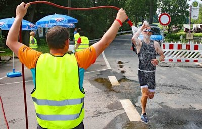 Während es am Freitagnachmittag noch starke Regenschauer gab, wurden die Sportler am Samstag zu Beginn der Laufrunde mit Getränken und kühlem Nass aus dem Schlauch versorgt.
