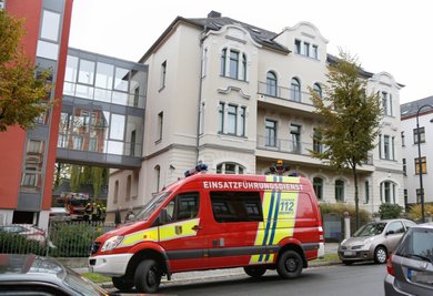 Wegen einer übelriechenden Substanz rückte die Feuerwehr an die Chemnitzer Kanzlerstraße an.