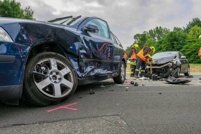 Drei Personen wurden bei dem Unfall bei Schneeberg verletzt.