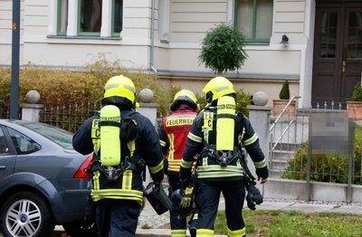 Mit Atem- und Körperschutz erkundeten die Feuerwehrleute das betroffene Haus.