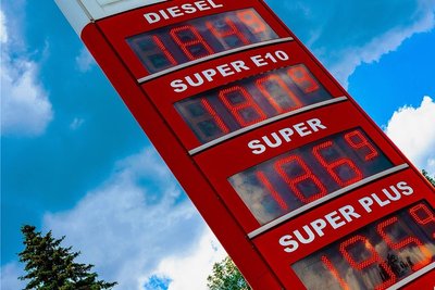 Ob niedrigere Energiesteuer oder nicht: Die Preisschwankungen bleiben. An dieser Tankstelle in Plauen kostete der Liter Super am Morgen 1,92 Euro, verbilligte sich auf 1,77 Euro am Vormittag und kletterte am frühen Abend wieder auf 1,87 Euro. 