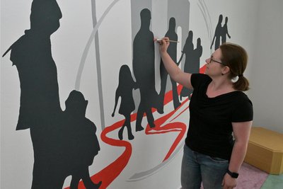 Katja Scheller-Hilbert, Vorsitzende des Lößnitzer Bildungsweges, hat selbst zum Pinsel gegriffen.