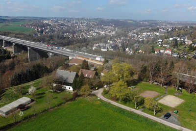 Zur Lutherhöhe gehören nicht nur Gebäude sondern auch eine große Freifläche.
