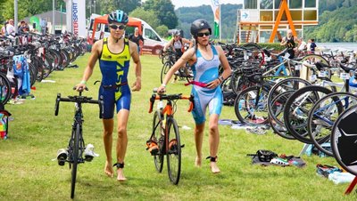 Nach dem Schwimmen gingen mit Elena Pluta (links) und Flavia Richter die beiden schnellsten Frauen noch gemeinsam auf die Radstrecke des Jedermann-Rennens am Samstag beim Koberbachtal-Triathlon. Im Ziel lag die aus Forchheim angereiste Pluta als Siegerin rund sieben Minuten vor der Chemnitzerin auf Rang 2. 