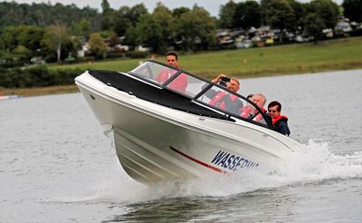 Die Wasserwacht ist auf der Talsperre Pöhl mit dem Motorboot im Einsatz. Doch ist der Einsatz eines Motorbootes auch für andere erlaubt? Die neue Allgemeinverfügung des Vogtlandkreises stiftete Verwirrung.