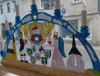 Farbenfroh: Lichterbogen mit Jakobi- und Marienkirche.