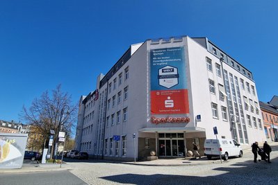 Die Arbeitsagentur mietet sich in das Gebäude der Sparkasse Vogtland an der Göltzschtalstraße 21 ein. Zutritt ist an der Gebäudeseite.