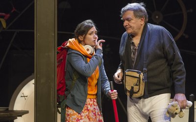 Enkelin Tilda (Johanna Franke) ist mit Großvater Amandus (Michael Schramm) auf der Flucht vor dessen Alzheimer-Krankheit und ihren Folgen.
