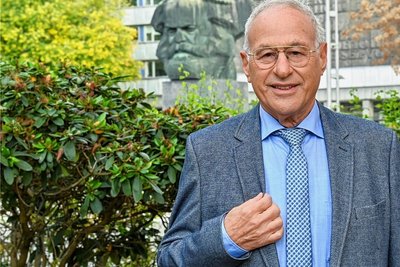 Ein entfernter Verwandter blickt im Hintergrund zu. Rafael Wertheim ist der Initiator der ab heute offiziell besiegelten Städtepartnerschaft zwischen Chemnitz und der israelischen Stadt Kirjat Biliak. 