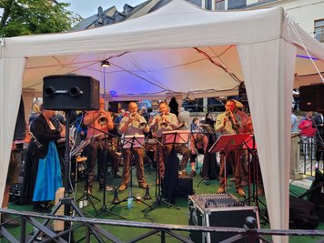 Am Springbrunnen wurde ausgelassen das fränkische Weinfest gefeiert. Die Musik kam diesmal allerdings nicht aus Ipsheim, sondern aus der Region.