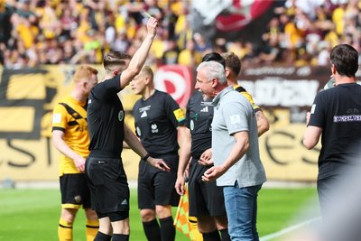 Gelbe Karte von Schiedsrichter Michael Näther. Aue-Trainer Pavel Dotchev fand die Emotionen besser als bei einem Meisterschaftsspiel.
