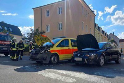 Bei einem Zusammenstoß ist in Freiberg die Besatzung eines Notarztfahrzeugs verletzt worden.