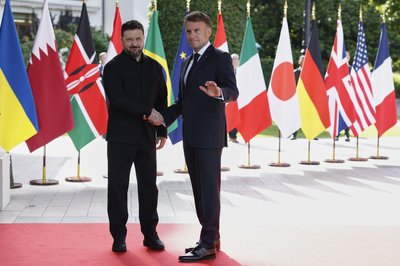 Der französische Präsident Emmanuel Macron (r) empfängt Wolodymyr Selenskyj, Präsident der Ukraine, im Hotel Royal anlässlich des G7-Gipfels.