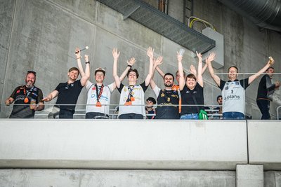 Oberrang mit Betonromantik: Einige Fans der Niners hatten sich am Dienstagabend auf die weite Reise nach Heidelberg gemacht.