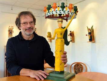 Ullrich Kabisch mit dem von ihm gefertigten Jahresengel, der am Freitagabend zugunsten des Deckerbergvereinsversteigert werden soll. 