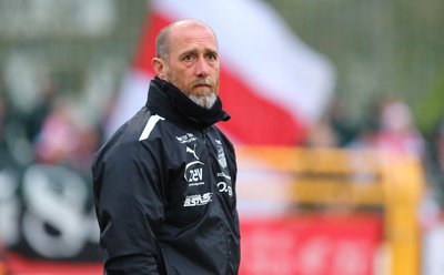 Da schaut der Trainer bedient. Joe Enochs ist mit dem FSV Zwickau im Halbfinale des Sachsenpokals bei Viertligist Chemie Leipzig ausgeschieden. 