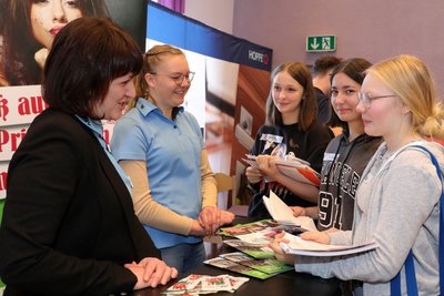 Nadja Schrödter (vorn links) und Auszubildende Leonie Klinger vom RVE kamen mit Geraldine, Christine und Lisa (von hinten) ins Gespräch. 