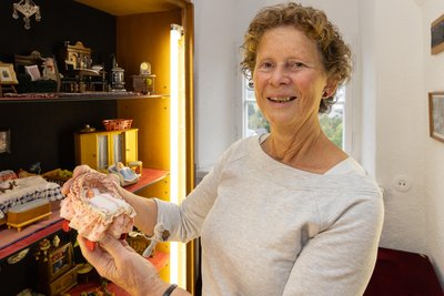 Marlene Schreiter hat für eine Puppenstuben-Ausstellung in Geyers Turmmuseum Hunderte Details in Szene gesetzt.