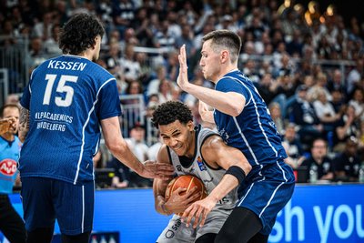 Es ging hoch her in Heidelberg: Hier versucht sich Nicholas Tischler gegen zwei gegnerische Spieler durchzusetzen.
