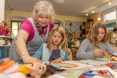 Kursleiterin Katrin Baumann – hier mit Sabrina (7) und Mirijam (10) – betreut in der einstigen Oberschule in Elterlein auch Karl Pügner.