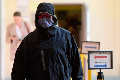Ein angeklagter Sicherheitsunternehmer verlässt den Gerichtssaal.