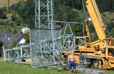 
              <p class="artikelinhalt">Das letzte Segment des zirka 30 Meter hohen Stahlgittermastes wird komplettiert.</p>
            