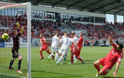 Ronny König (Zwickau, 2. v. r.) überwindet Torhüter Benedikt Fernandez (Lotte) per Kopf zum 1:1.