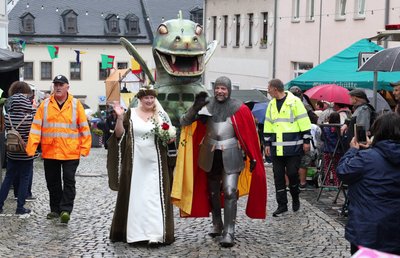 Der Schwarzenberger Drache, sein Bezwinger Ritter Georg und dessen holdes Burgfräulein Edelweiß zogen am Samstag ins Festgelände ein.