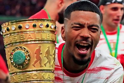 Da ist das Ding: Auch Benjamin Henrichs darf den Pokal in die Höhe stemmen. 