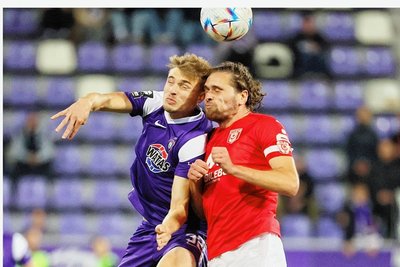 Hier ist es passiert: Elias Huth knallt im Kopfballduell mit Jonas Nietfeld vom Halleschen FC zusammen.