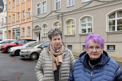 Rosemarie Graupe (links) und Ute Hoch leiteten bisher das Frauenzentrum, das als Untermieter in den Kinderhilfe-Räumen am Altmarkt saß und nun schließen muss. Immerhin konnte jetzt das leidige Parkplatz-Problem behoben werden.