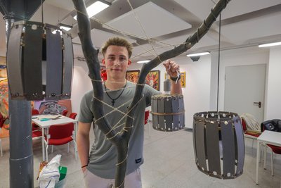 Kunstvoll, aber auch nutzbar sind die von Paulinus Claus aus alten Lochkarten, Schnüren und Holz gefertigten Steh- und Hängeleuchten.