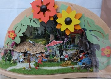 Skurril: Schwibbogen mit Wichtelhausen-Motiven.