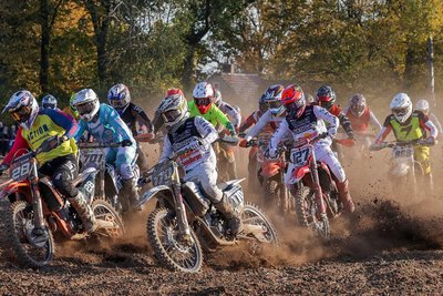 Beim Stoppelcross des MC Oberwiera traten insgesamt 23 Mannschaften mit jeweils drei Fahrern an. Dabei ging es vom Start weg ordentlich zur Sache.