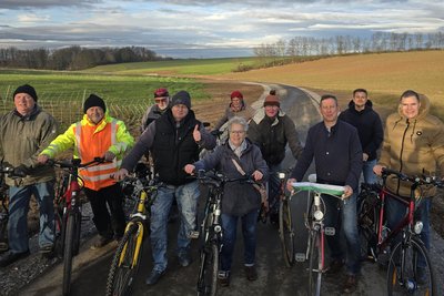 Zur Freigabe des Radwegs hatten am Mittwochnachmittag mehrere Mannichswalder ihren Drahtesel mitgebracht. Dazu gehörten auch der 82-jährige Jochen Dinger (3. v. l.) und Ortsvorsteher Jan Schleicher (3. v. r.).