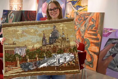 Sarah Kaufmann hat für ihr Kunstprojekt einen Wandteppich genutzt, der auf den historischen Maschinen des Museums gewebt wurde.