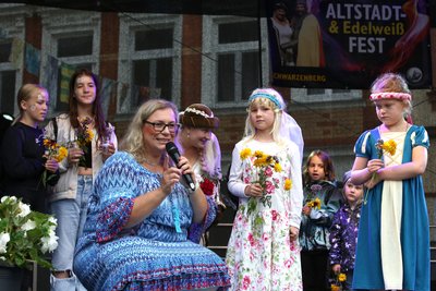 Moderiert wurde die Stadtwette von Katja Lippmann-Wagner. Gesucht wurden unter anderem  Mädchen, die als Burgfräulein auf die Bühne kommen.
